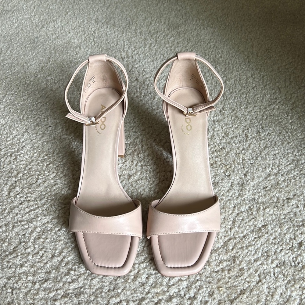 Size 8 nude Aldo pillow walk heals